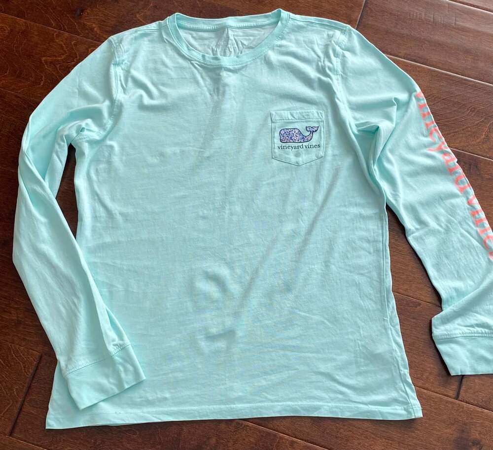 vineyard vines Long Sleeve Pocket Tee Size M Light Blue Whale Graphic